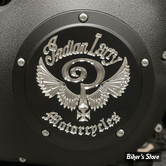 ECLATE I - PIECE N° 25 - COUVERCLE D EMBRAYAGE - OEM 25414-99 - SOFTAIL M8 2018 / TWIN CAM SOFTAIL 99/17  / DYNA 99/17 / TOURING 99/15 - INDIAN LARRY - INDIAN LARRY LOGO - ALU / NOIR MAT