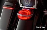 - FEU AR - HD 99UP - OEM 68140-99 / A - ARMOR TAIL LIGHT WITH LIGHTSTRIKE™ - AVEC ECLAIRAGE DE PLAQUE - CABOCHON : ROUGE - 40900